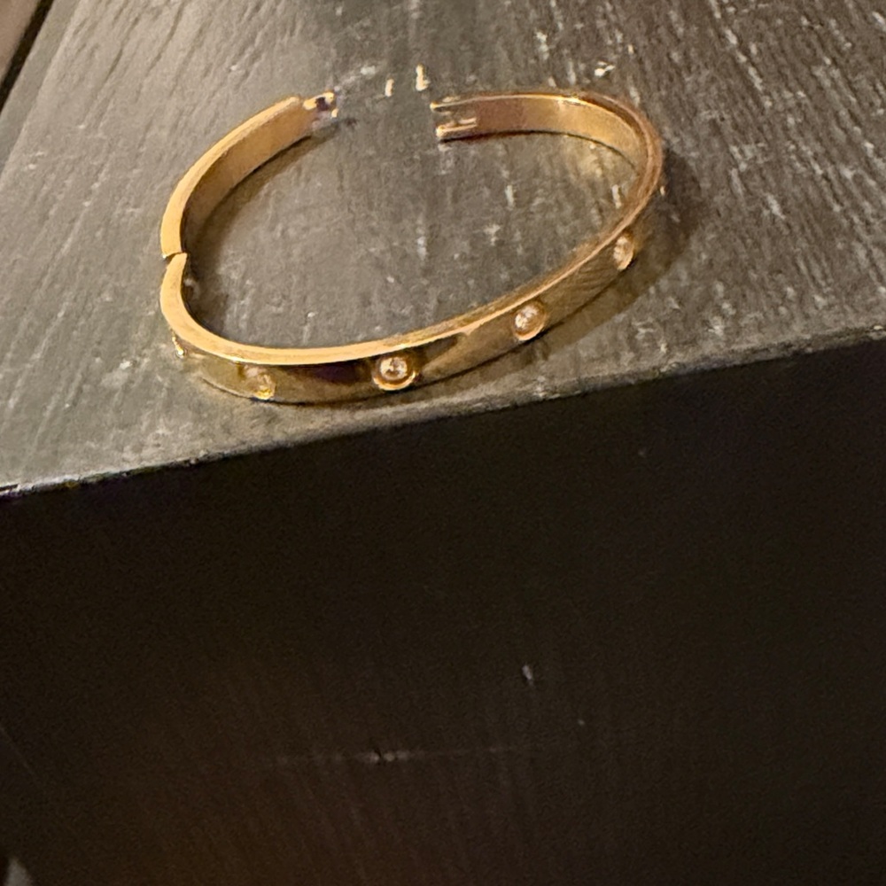 Elegant Gold Bracelet with Crystal Accents